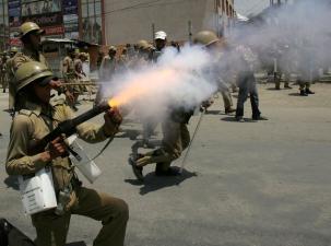 Many soldiers wearing green uniforms are shooting in the streets of Kashmir