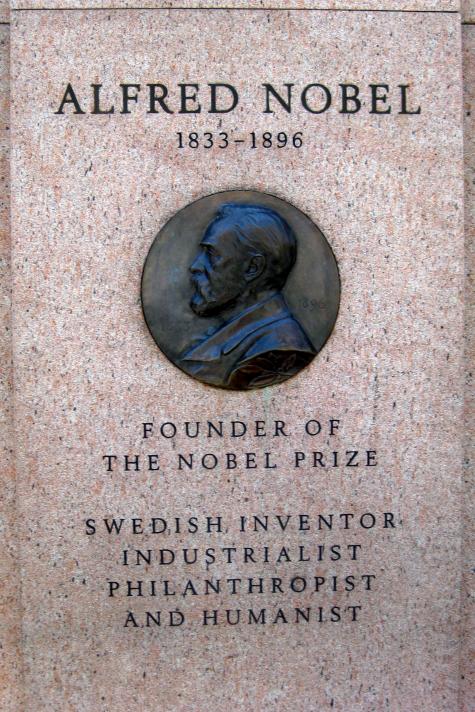 A monument honoring Alfred Nobel and American laureates was erected, outside the American Museum of Natural History on December 17, 2001.
