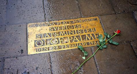 Plaque at the place of Olof Palme's murder at Tunnelgatan–Sveavägen in Stockholm, Sweden. Inscription: "On this site, Prime Minister of Sweden, Olof Palme, was murdered on 28 February 1986".