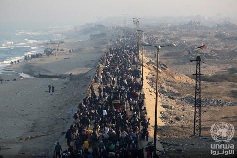 Displaced Palestinians during their journey back to Gaza and the north via Al-Rasheed Street, crossing the bridge over the estuary of the Wadi Gaza.