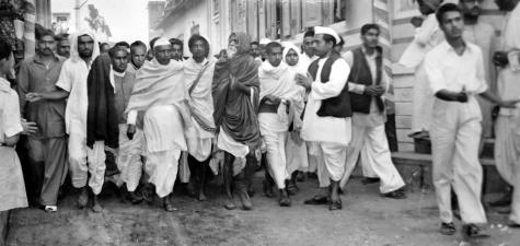 This file represents the History of Surajgarh and its contribution in Bhoodan Movement during 1958-60 .Headmasterji Rambilasji Gajanand Sharma with Vinoba Bhave, Pt.Jawaharlal Nehru, and others during the Visit of Vinoba bhave - Bhoodan andolan in Surajgarh,Jhunjhunu.