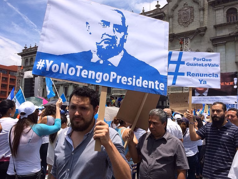 Guatemalan protesters are holding banners that say 'I don't have a president' in the nationwide protests of 2017